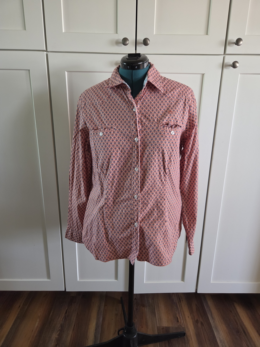 Roper Women's Pink Geometric Long-Sleeve Button-Down Shirt